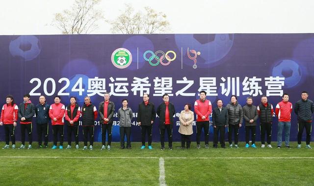 据悉，《中国机长》的拍摄得到了机场、消防、地勤等民航各部门的大力支持