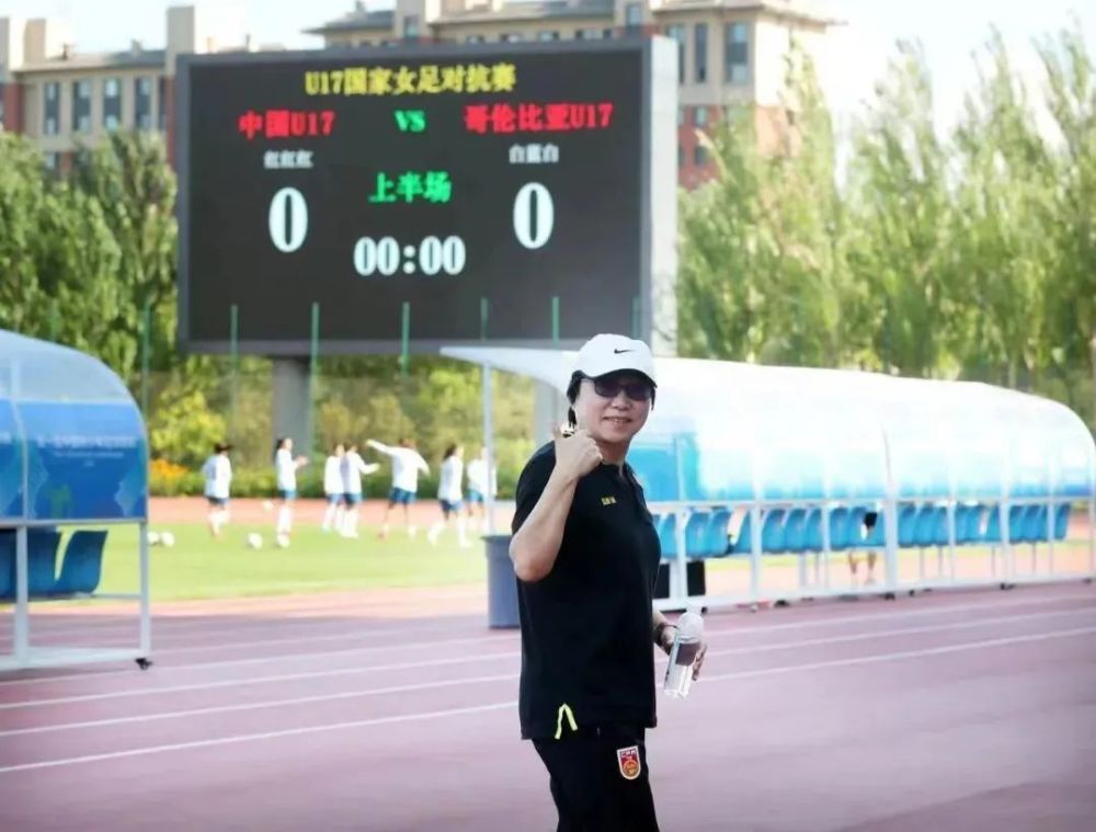 第34分钟，尤文右路角球开到禁区内达尼洛头球稍稍高出。